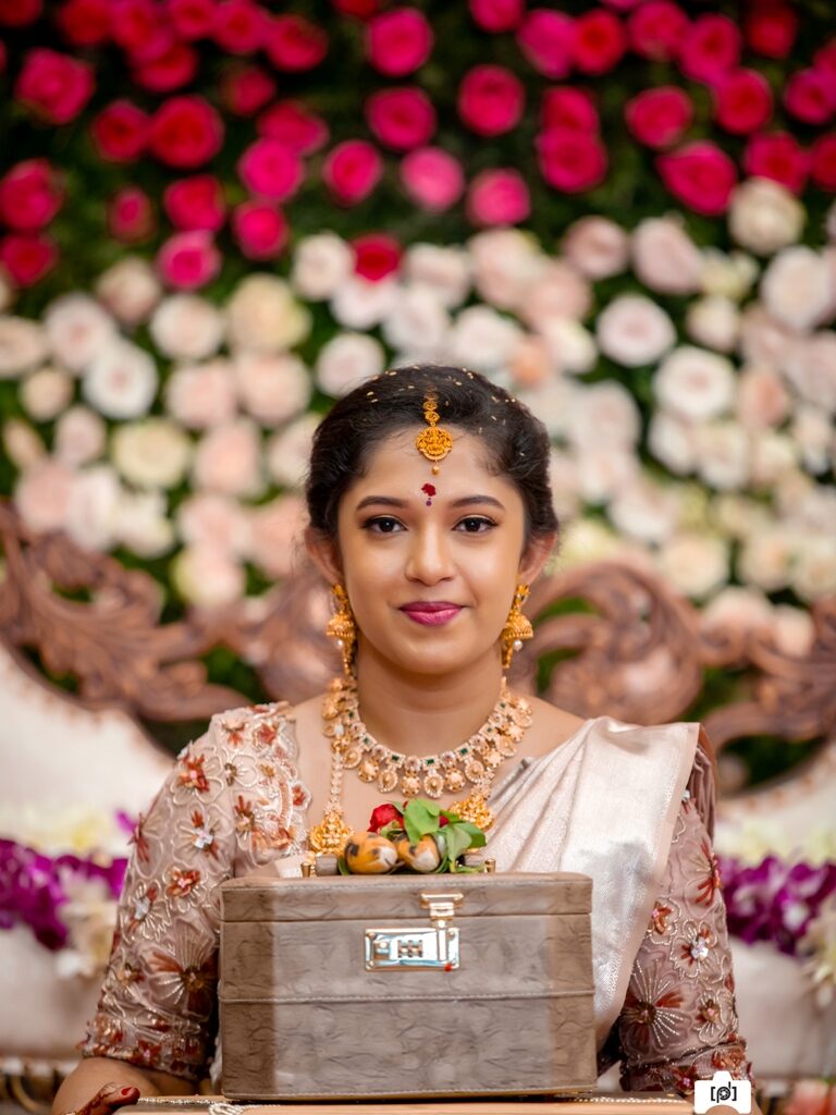 photo of bride holding jewellery box