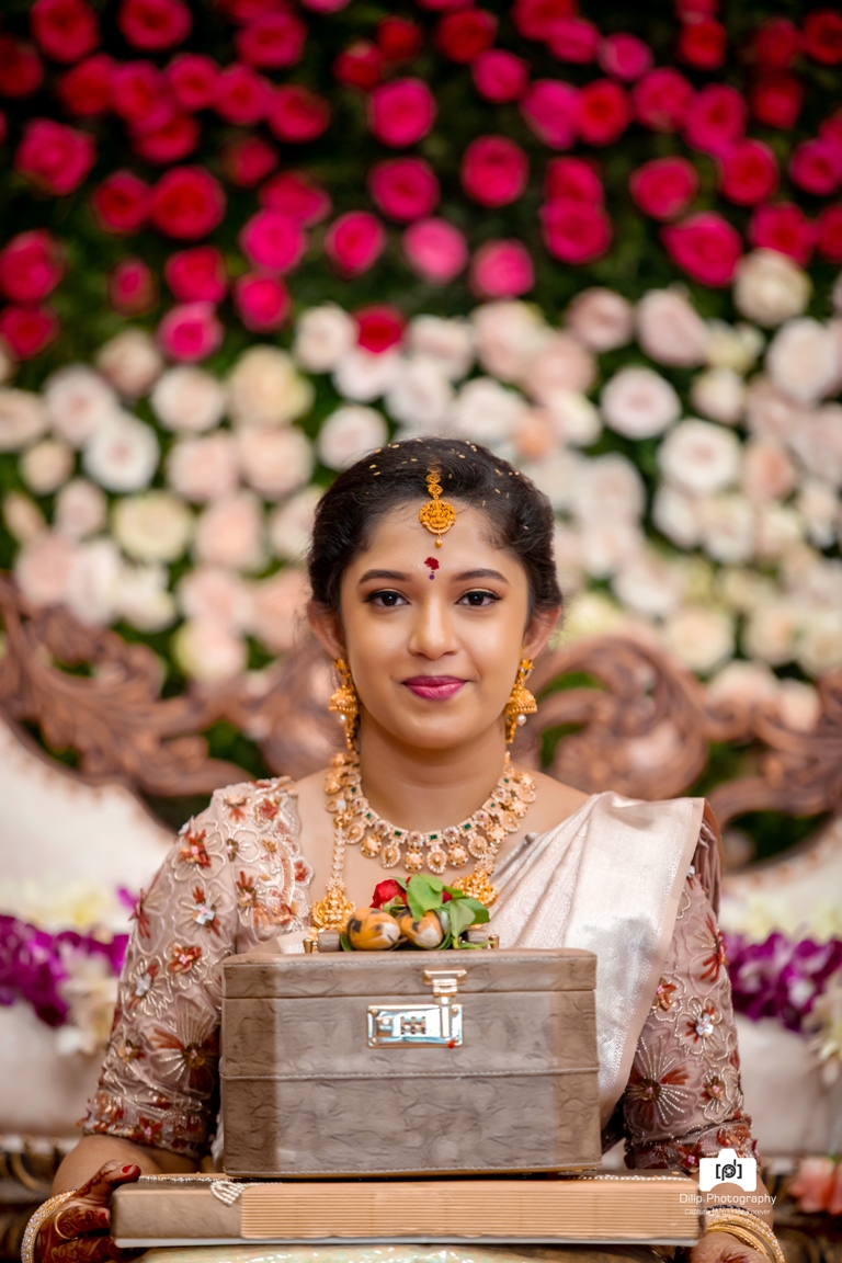 photo of bride holding jewellery box